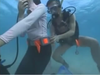 女子潛水在水里玩過激性爱