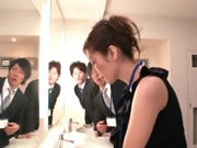 職場姐姐 椎名由奈在公共洗手间肏爆兩位男同事