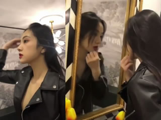 正妹化妝無意中露出奶子